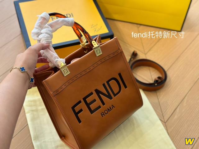 Size 26x22Cm F家 Fendi Peekabo 购物袋 经典的tote造型 但是这款最大的特点 手提斜挎