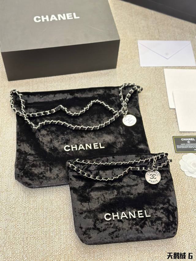 天鹅绒 Chanel 23全新面料 天鹅绒 更雅致 这一年爆红的 Chanel 22 推出了全新天鹅绒面料 超级适合秋冬季衬搭 这种丝绒面料的黑色真是能深的下
