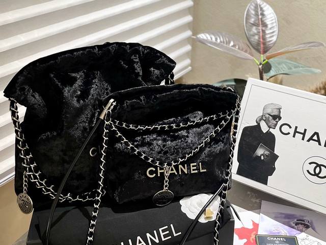 丝绒 Chanel 23全新面料 丝绒 更雅致 这一年爆红的 Chanel 22 推出了全新天鹅绒面料 超级适合秋冬季衬搭 这种丝绒面料的黑色真是能深的下 去啊