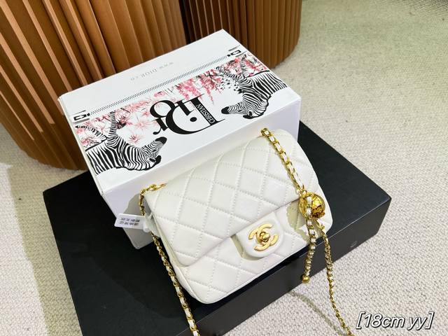 密封折叠礼盒包装 Chanel香奈儿金球包 羊皮面料 高品质 金球链条可调节 超大容量 人手必留的一只包包 尺寸 18x13Cm