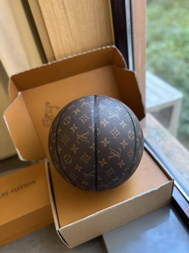 礼盒包装 重磅单品推荐lv 斯伯丁 联名篮球 全球限量发售 枚 高逼格潮流陈列单品 正规七号球 直径24 5厘米