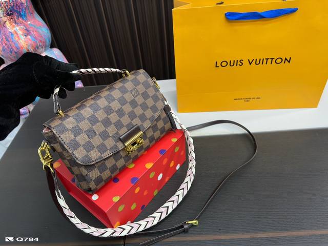 折叠盒 Lv Croisette流苏邮差包 国croiseete系列应该是目路易威登louis Vuitton继metis之后的又一款爆火邮差包 独特的流苏装饰