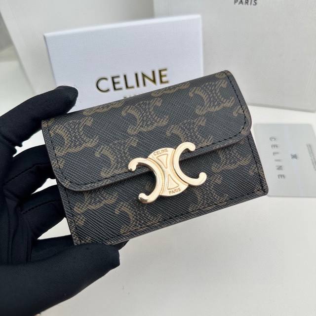 品牌 Celine 16333 颜色 黑色印花 尺寸 10 5x7x1 说明 新款凯旋门卡夹 Celine短式卡包非常炫美的一个系列 专柜同步 采用头层牛皮 精