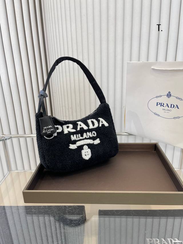 普拉达腋下包 Prada如影随形 充满了不一样的帅气感 甜酷辣妹穿搭必备 尺寸 21 13