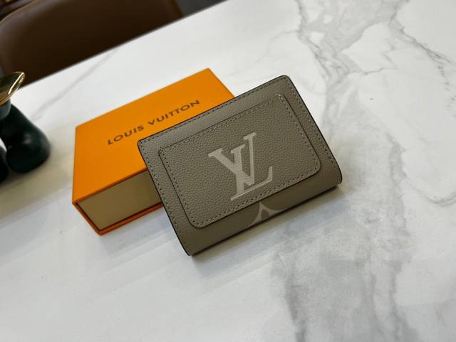Lv M81927 用柔软的monogram Unplant皮革更新的 Portefeuille Claire 纹理美丽的牛皮皮革上 用双色装饰的monogra