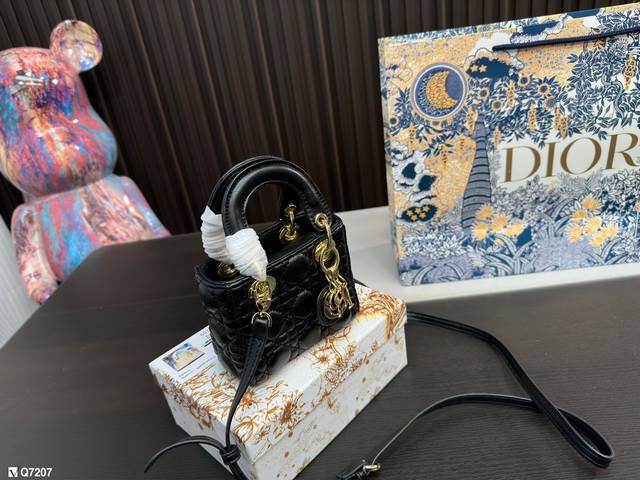 折叠盒 Dior 戴妃包 Diorlady-Life 在澳门威尼斯喜提一款lady-Life包治百病不是假的含它实在是太美了 实物比照片好看 迪奥戴妃yyds