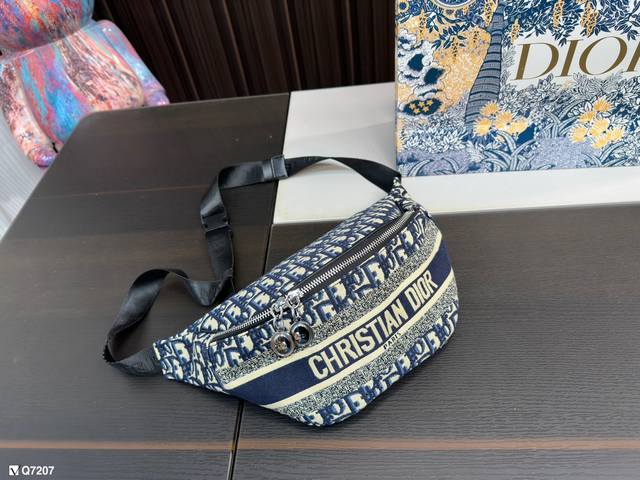 Dior 迪奥马鞍包 胸包 背起来很有feel 容量大又轻盈 休闲又通勤 轻松时尚 这样的包你不想有一个吗 尺寸 30 16Cm