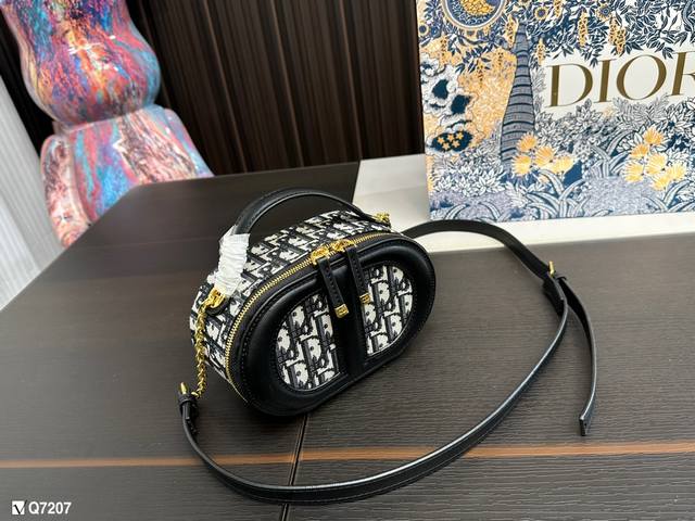 迪奥dior新款cd Signaturevanity 相机包 Dior Signature Vanity 手袋 全新系列一出直接萌翻天 很难不火 通常在金属包扣