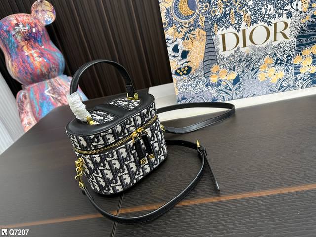 迪奥化妆包 Dior新款化妆盒子包 可可爱爱 别看它小 也很能装哦 可以手提也可斜挎 尺寸 15 11Cm
