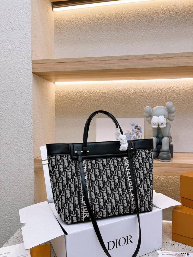 礼盒包装 Dior 绗缝纹路购物袋 Tote感觉太温柔了简直 随意搭配都出彩# 尺寸31 23