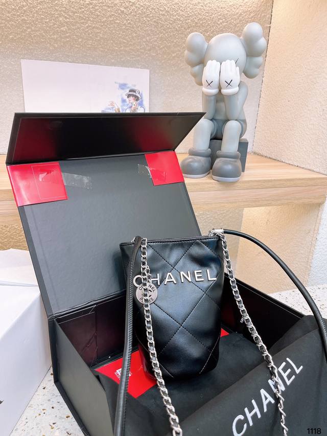 折叠礼盒 Chanel 新品 金币mini 水桶包 时装 休闲 不挑衣服 尺寸12x18Cm - 点击图像关闭