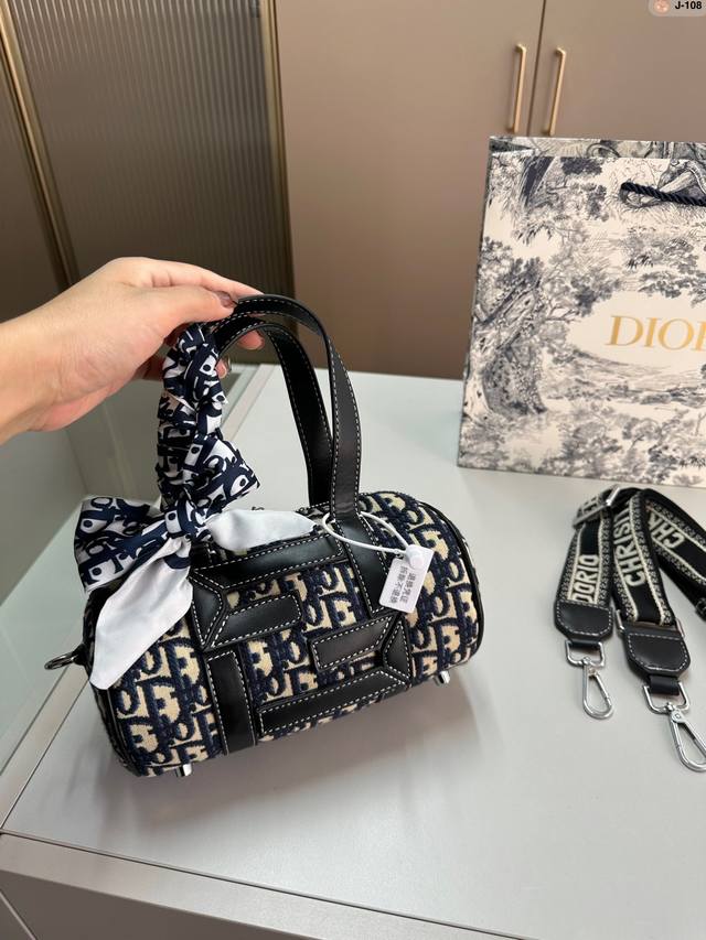 Dior迪奥新款 枕头包波士顿超可愛精緻小包包一眼愛上的色系 可手拎斜清 大容量又高頻值的小包包j-108尺寸21 11 11配盒