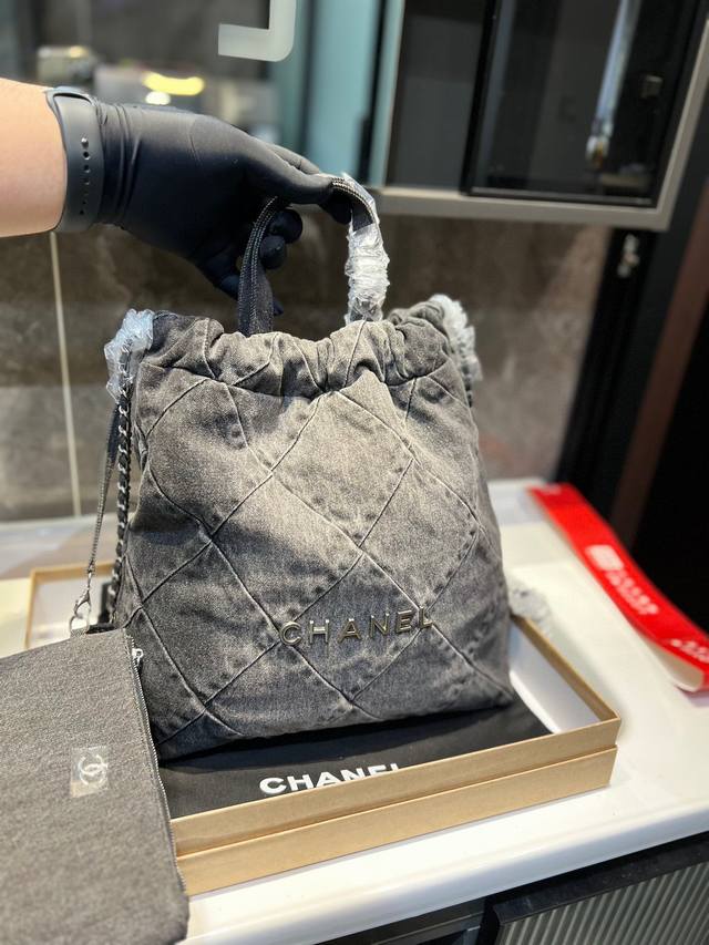 礼盒包装 Chanel 新品 牛皮双肩背包 上新的时候看到 实物 就知道他要火了 现货供不应求 这一季度的王炸 解放双手的利器 尺寸 35 29Cm