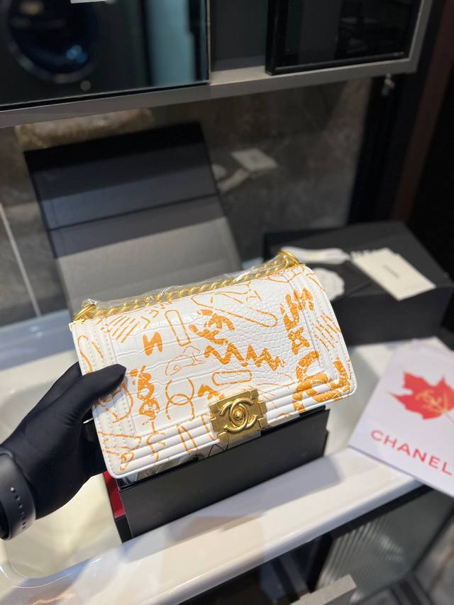 折叠礼盒 Chanel 涂鸦 辣妈包 黑色系的搭配很适这季节 复古氛围感瞬间拉满 Mm尺寸25 15Cm
