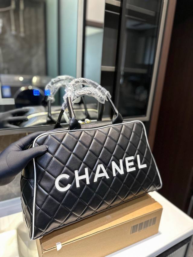香奈儿旅行袋 Chanel 95年 保龄球包 上街超炸 真的太时髦了 95年的杂志款 容量很充足 高级双面刺绣 结合一切经典的枕头包羊皮这款包是karl Lag