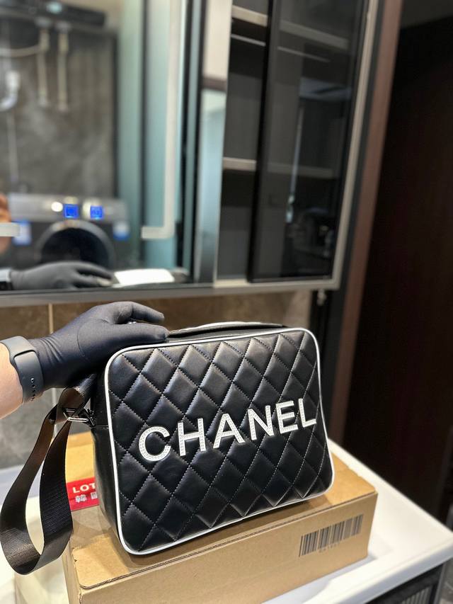 Chanel香奈儿 相机包为了给姐妹们提供更多福利 给大家看最 新款o 真的超级方便啊 感觉穿什么都可背 卫衣裙子西装均 装什么都行 简直是多啦a梦的口袋国 这