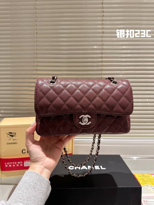 原单品质 复刻版 Chanel 23Cm Cf Chanel礼盒专柜包装无疑是个美胚子简直就是狙击小仙女们心脏的利器珍珠女孩的优雅与温柔就像珍珠本身的特质光泽一