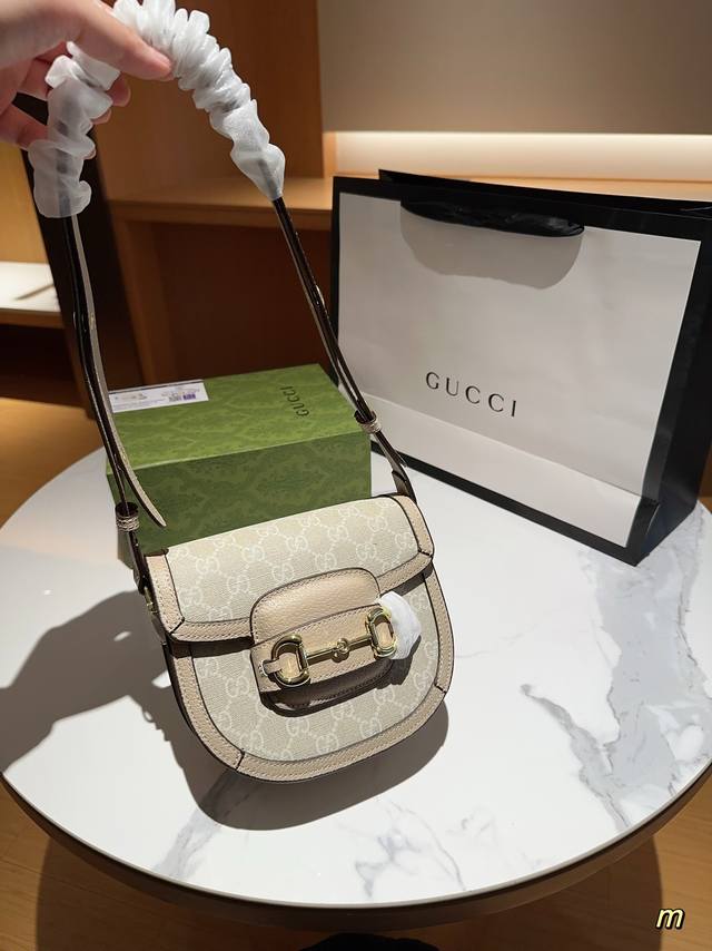 Gucci古奇23年新款 1955Mini马衔扣迷你燕麦色马鞍包尺寸18Cm礼盒包装