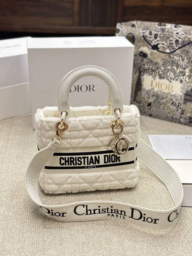 Dior 戴妃包 原单顶级 Diorlady-Life毛茸茸刺绣限量款包包在澳门威尼斯喜提一款2022新款lady-Life奶白色 Dior星座刺绣包包 包治百