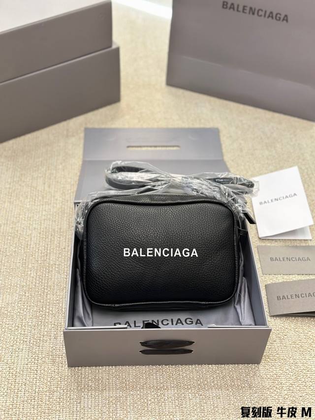 牛皮版本 Balenciaga 巴黎世家相机包超实用 一个顶十个实用 软软的皮质 爱不释手尺寸 20*6*15Cm男女都可背