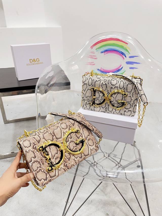 配盒dg 杜嘉班纳 正品新款 Dolce & Gabbana Devotion皮革包 优雅的代名词 超级好看 可单肩可斜挎 超实用的一款 容量很ok 轻松装纳日