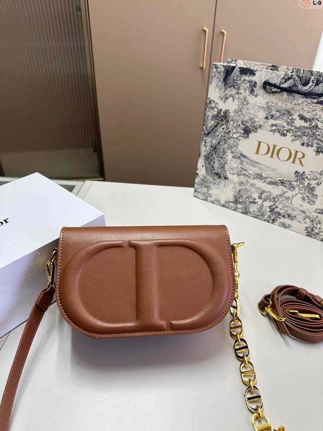 迪奥dior新款cd Signaturevanity 相机包 Dior Signature Vanity 手袋全新系列一出直接萌翻天 很难不火通常在金属包扣或链