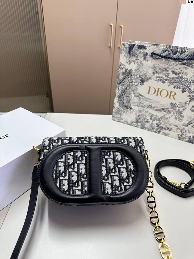 迪奥dior新款cd Signaturevanity 相机包 Dior Signature Vanity 手袋全新系列一出直接萌翻天 很难不火通常在金属包扣或链 - 点击图像关闭