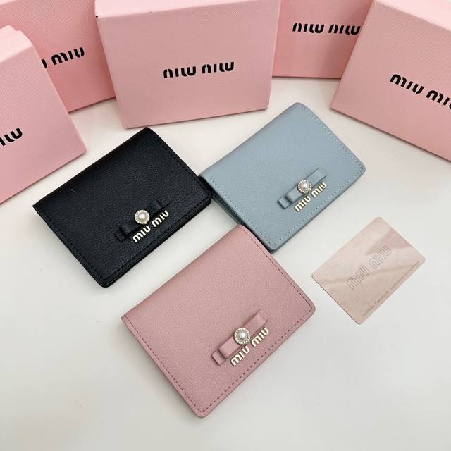 品牌 Miumiu 5236颜色 黑色 粉色 蓝色尺寸 11*8.5说明:Miumiu专柜最新款火爆登场 采用头层牛皮 做工精致 媲美专柜 多功能小钱包 超级精