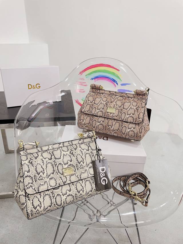配盒dg 杜嘉班纳 正品新款 Dolce & Gabbana Devotion皮革包 优雅的代名词 超级好看 可单肩可斜挎 超实用的一款 容量很ok 轻松装纳日