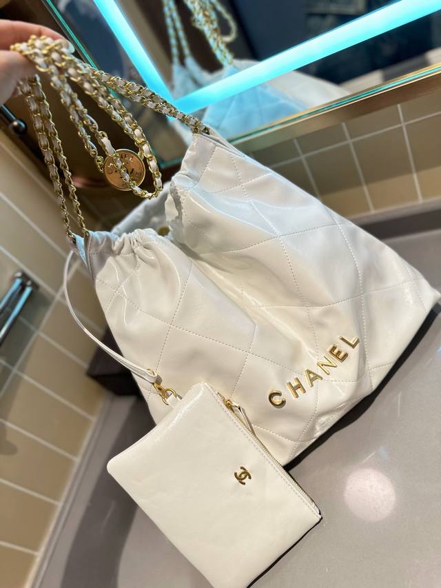 油腊皮 礼盒包装chanel 23A新款 褶皱小牛皮 22Bag 以数字命名的 垃圾袋 2021 年10 月 Chanel 品牌艺术总监virginie Via