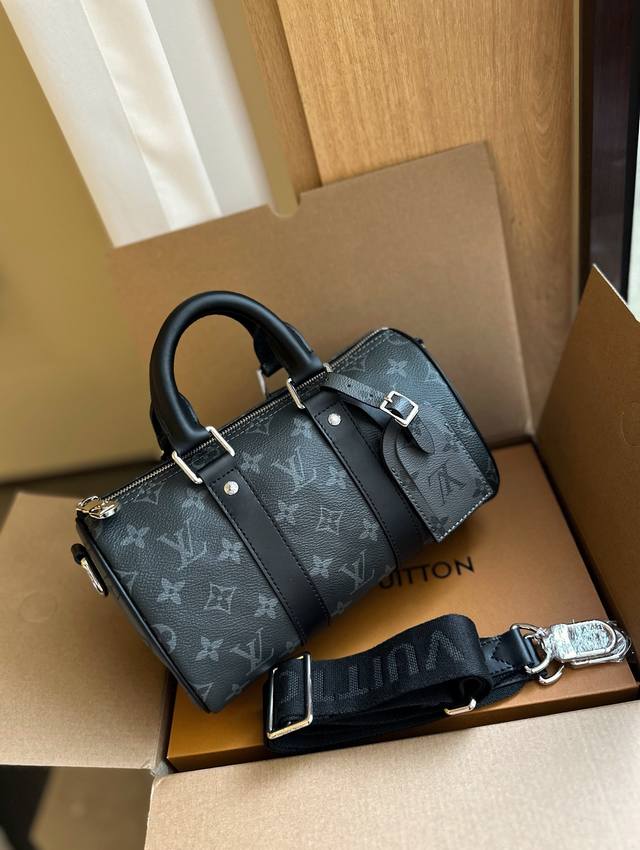 原单 折叠礼盒包装lv Keepall Xs 秀款 枕头包 很燃 这款retiro 手袋以标志性 经典永恒 优雅低调的外形设计和宽敞的包身更加入了实用性 尺寸 - 点击图像关闭