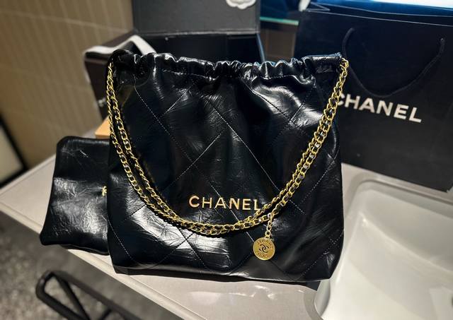 新款 礼盒包装chanel 23A新款 褶皱小牛皮 22Bag 以数字命名的 垃圾袋 2021 年10 月 Chanel 品牌艺术总监virginie Viar