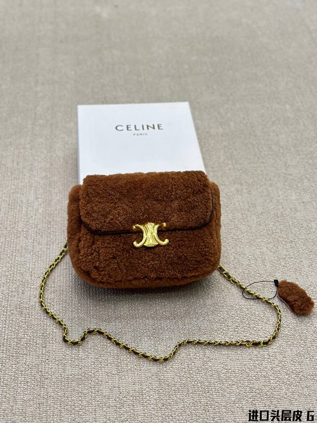 原版 Celine 新款毛绒绒单肩斜挎包 在it Bag的世界里总是占着一席之地 设计师phoebe Philo设计出一款款风靡时尚圈的当红款 超好看 Size