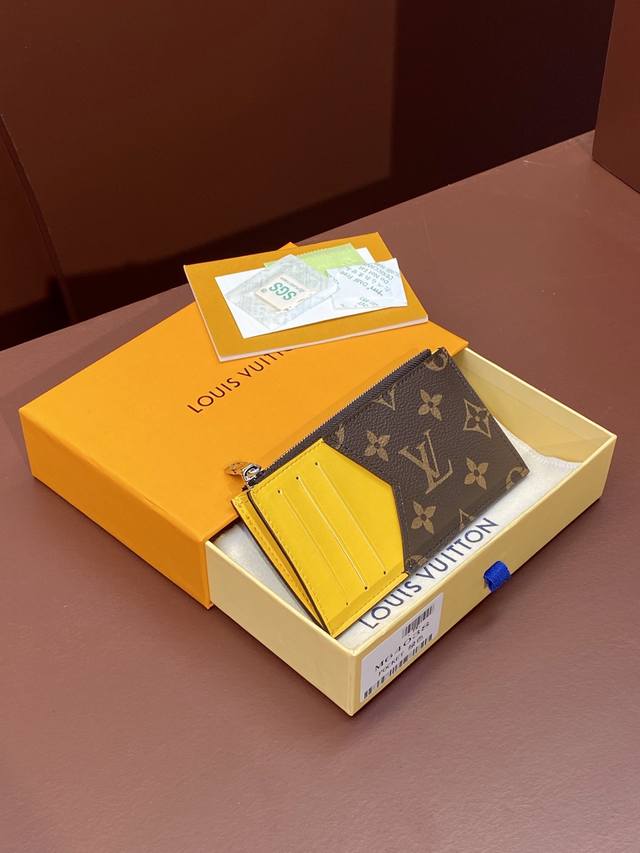 顶级原单升级版 Coin 卡夹 M 38 黄色 由标志性的taiga皮革裁制而成的coin卡夹 外观纤秀利落 安全存放零钱钞票的理想之选 内设多个信用卡插槽与纸