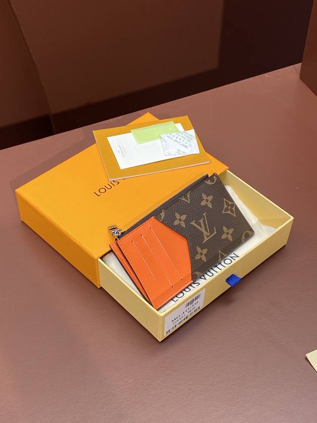 顶级原单升级版 Coin 卡夹 M 38 橙色 由标志性的taiga皮革裁制而成的coin卡夹 外观纤秀利落 安全存放零钱钞票的理想之选 内设多个信用卡插槽与纸
