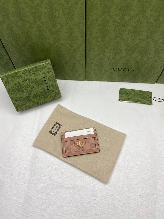配绿盒包装 作为颇受欢迎的配色之一 这款独特的粉色象征着奢华与愉悦 在2023早秋系列 Gucci全新粉色gg帆布为一系列小件皮革单品融入源源新意 这款缀饰玫瑰