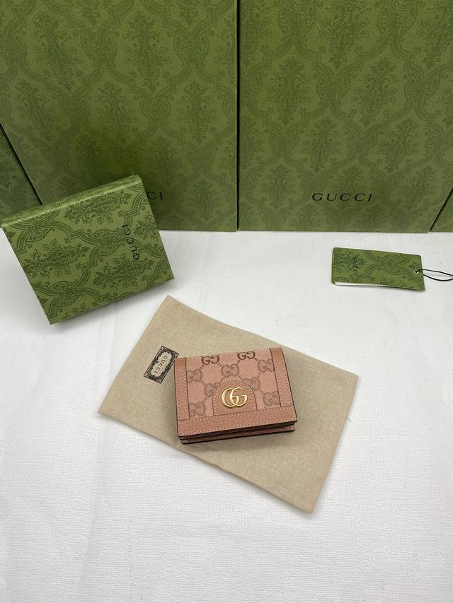 配绿盒包装 作为颇受欢迎的配色之一 这款独特的粉色象征着奢华与愉悦 在2023早秋系列 Gucci全新粉色gg帆布为一系列小件皮革单品融入源源新意 这款缀饰玫瑰