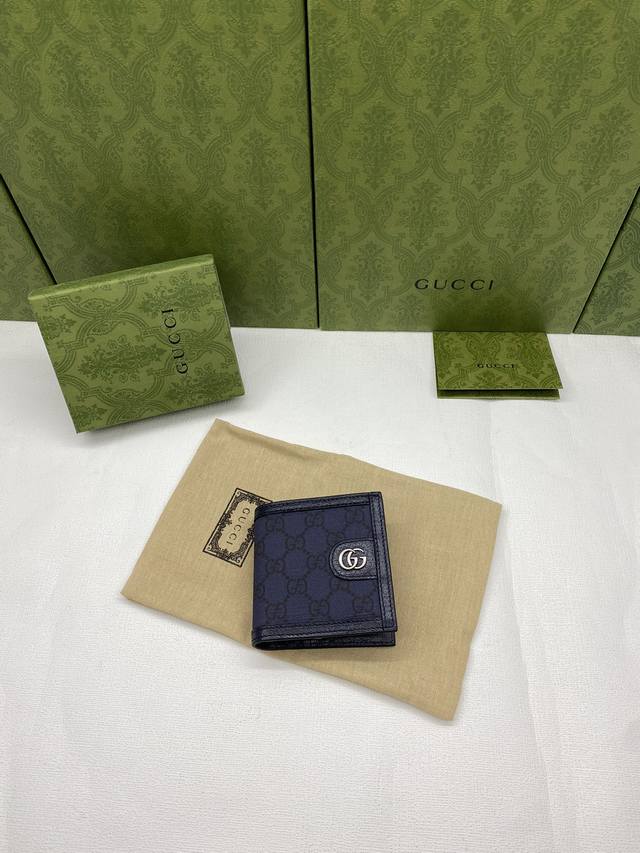 配绿盒包装 Ophidia系列短夹 Gg标识由在1 年代出现的钻石菱格纹演化而来 并从此成为传统精髓 这款全新ophidia系列卡包就在深蓝色材质上运用了这一颇