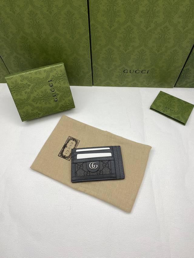 配绿盒包装 Gucci 系列卡包 Gg标识由在1 年代出现的gucci钻石菱格纹演化而来 并从此成为gucci的传统精髓 这款全新ophidia系列卡包就在灰色