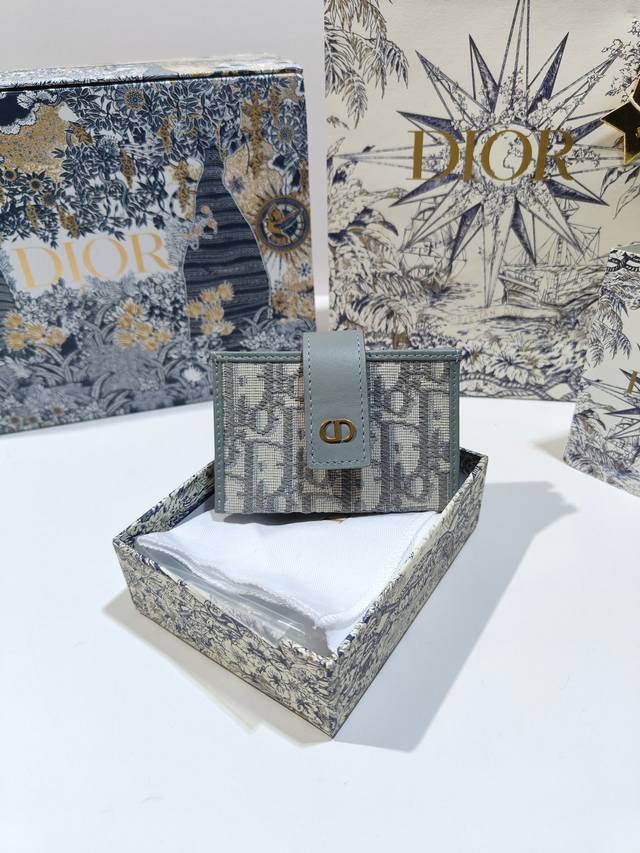 Montaigne 5 格卡夹 8 灰色 Oblique 印花 这款灰色 Oblique 印花卡夹采用 Cd 元素装饰系带开合 展现 30 Montaigne