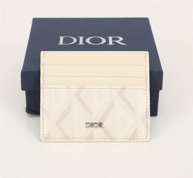 自然色oblique Galaxy印花效果光滑牛皮细长而小巧的 Dior Oblique 卡夹便于携带卡片和现金 两侧分别设有3个卡槽 顶部设有1个卡槽 可收纳