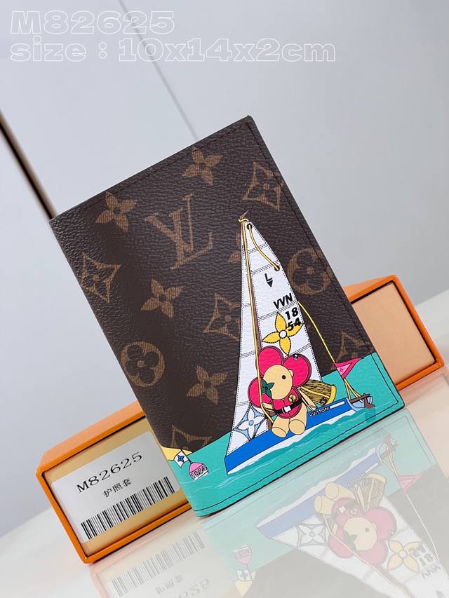 顶级原单复刻m82 本款 Monogram 帆布版护照套饰有风格活泼的印花 描绘品牌吉祥物 Vivienne 在热带海域乘船玩耍的场景 为旅行增添乐趣 粒面皮革