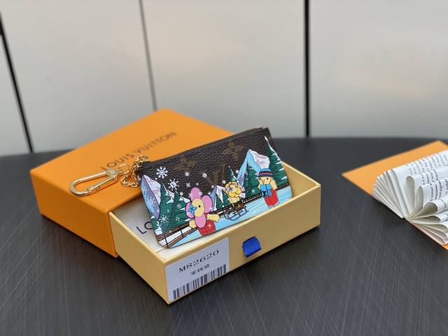 原单精品 M82 圣诞款 钥匙包钱包系列 钥匙包 2023 圣诞 M62 82 丝印 本款钥匙包描绘品牌吉祥物 Ams Vivienne 和好友冰面畅滑之景 以