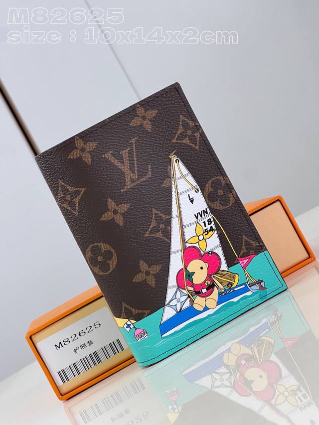 顶级原单 独家实拍 M82 本款 Monogram 帆布版护照套饰有风格活泼的印花 描绘品牌吉祥物 Vivienne 在热带海域乘船玩耍的场景 为旅行增添乐趣