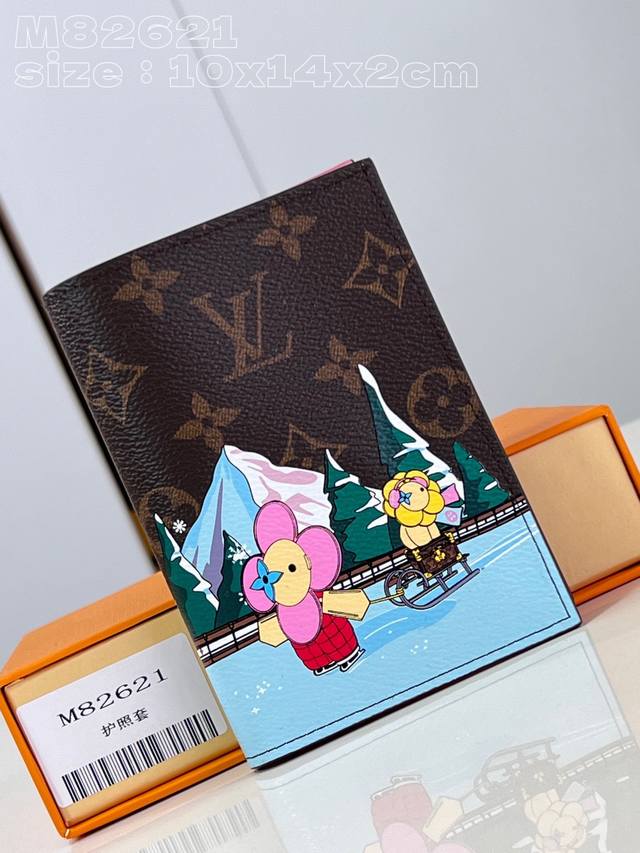 顶级原单 独家实拍 M82621 本款护照套融合 Monogram 涂层帆布和粒面皮革内衬 展现品牌吉祥物 Vivienne 和好友冰面畅滑之景 内设卡片夹层和
