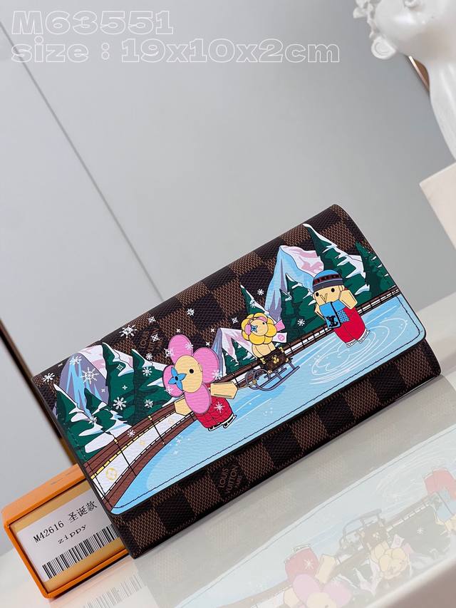 顶级原单 独家实拍 M6 1圣诞款 M40722 這款sarah錢包的翻蓋以damier Ebene塗層帆布製成 玩味十足的印花圖案描繪路易威登吉祥物vivie