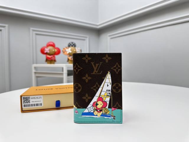 顶级原单 M82 护照本款 Monogram 帆布版护照套饰有风格活泼的印花 描绘品牌吉祥物 Vivienne 在热带海域乘船玩耍的场景 为旅行增添乐趣 粒面皮