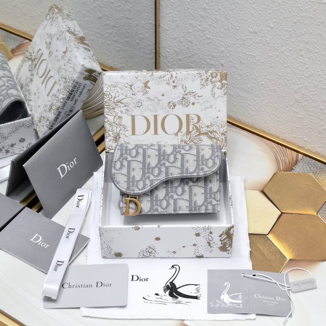 专柜正品有售 顶级原单质量 配图片盒子 S5611升级版零钱包 Dior Obliquesaddle零钱包非常有辨识度的马鞍形状已经成为了d家的代表性元素外面的