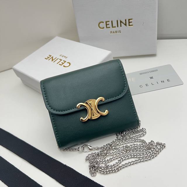 品牌 Celine 10783 链条可拆卸 颜色 墨绿 尺寸 11*10*5 说明: Celine凯旋门非常炫美的一个系列 专柜同步 采用头层牛皮 精致时尚 可