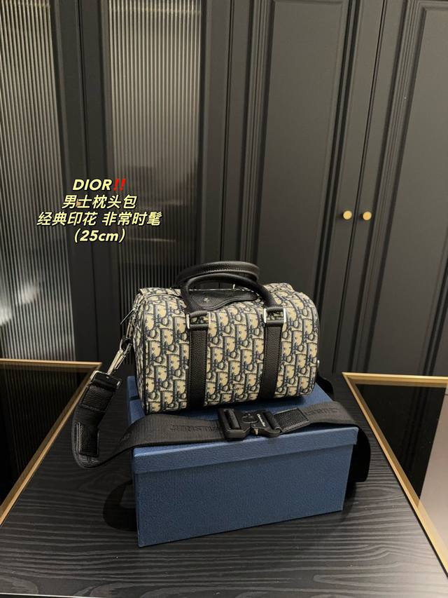 配盒尺寸25 16 迪奥dior 男士枕头包 内马尔同款 经典印花 非常时髦 造型可可爱爱 容量完全满足日常所需